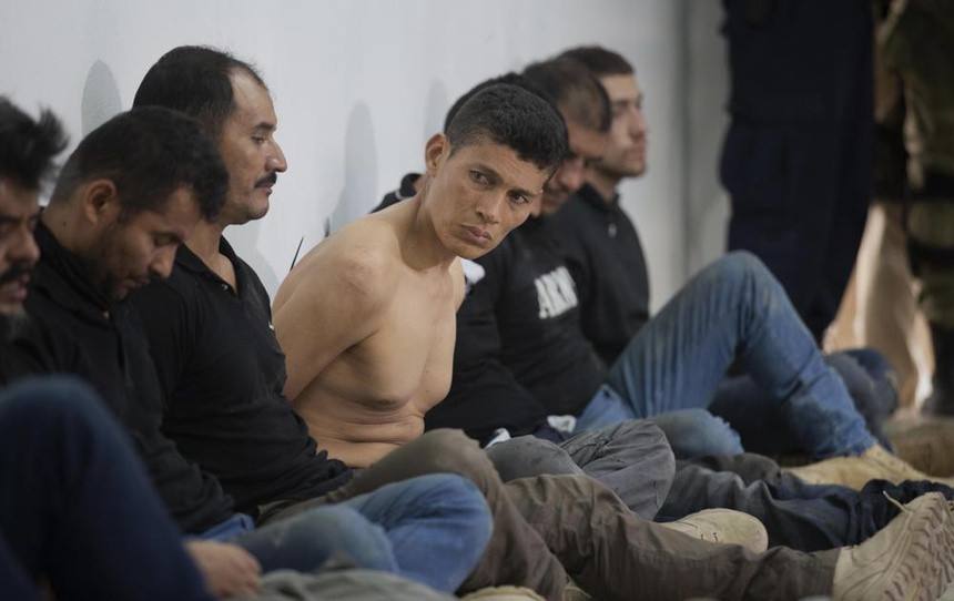 Thông tin từ quan chức tư pháp Haiti hôm 9/7 cho biết thêm, các thành viên chủ chốt trong nhóm ám sát Tổng thống Moise dường như đã chuẩn bị cho cuộc tấn công khi dành ba tháng ở nước này. Nhóm này đã tập hợp một kho vũ khí cùng nhiều tiền mặt, điện thoại di động và một số thiết bị khác. Ảnh: Các nghi phạm trong vụ ám sát Tổng thống Moise.