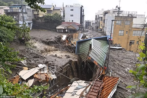 Theo Daily Mail, mưa lớn kéo dài đã gây ra một trận lở đất kinh hoàng ở Nhật Bản vào khoảng 10 giờ sáng ngày 3/7. (Nguồn ảnh: Daily Mail)