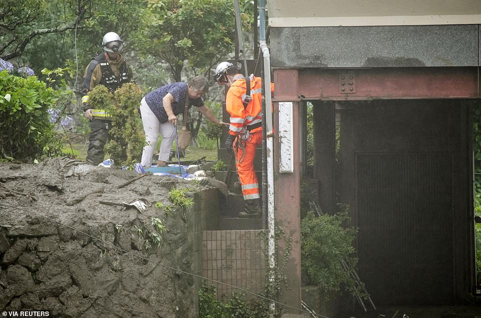 Lực lượng cứu hộ giúp sơ tán người dân ở Atami.