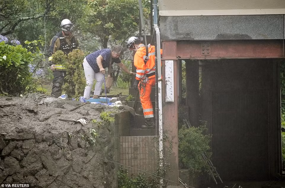 Lực lượng cứu hộ giúp sơ tán người dân ở Atami.