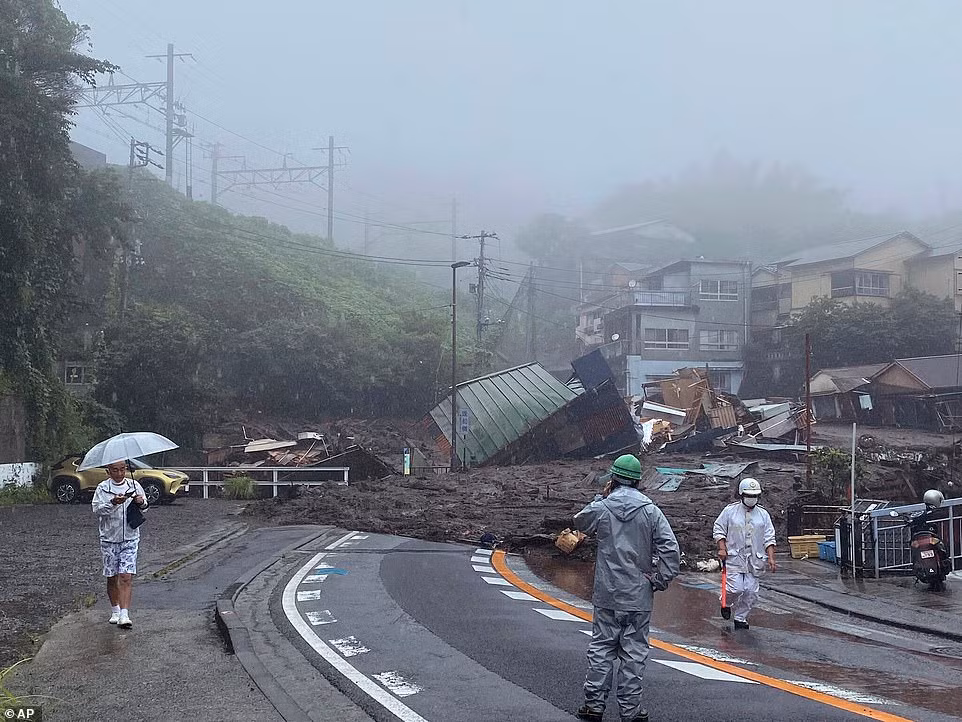 Người dân ở những khu vực gần Atami đã được yêu cầu sơ tán để đảm bảo an toàn.
