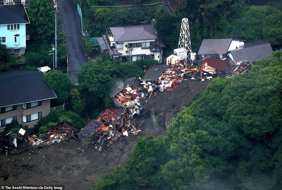 Các bức ảnh được đăng tải phần nào cho thấy hậu quả kinh hoàng của trận lở đất, với những tòa nhà bị phá hủy hoàn toàn và bùn đất "xâm chiếm" các con đường.