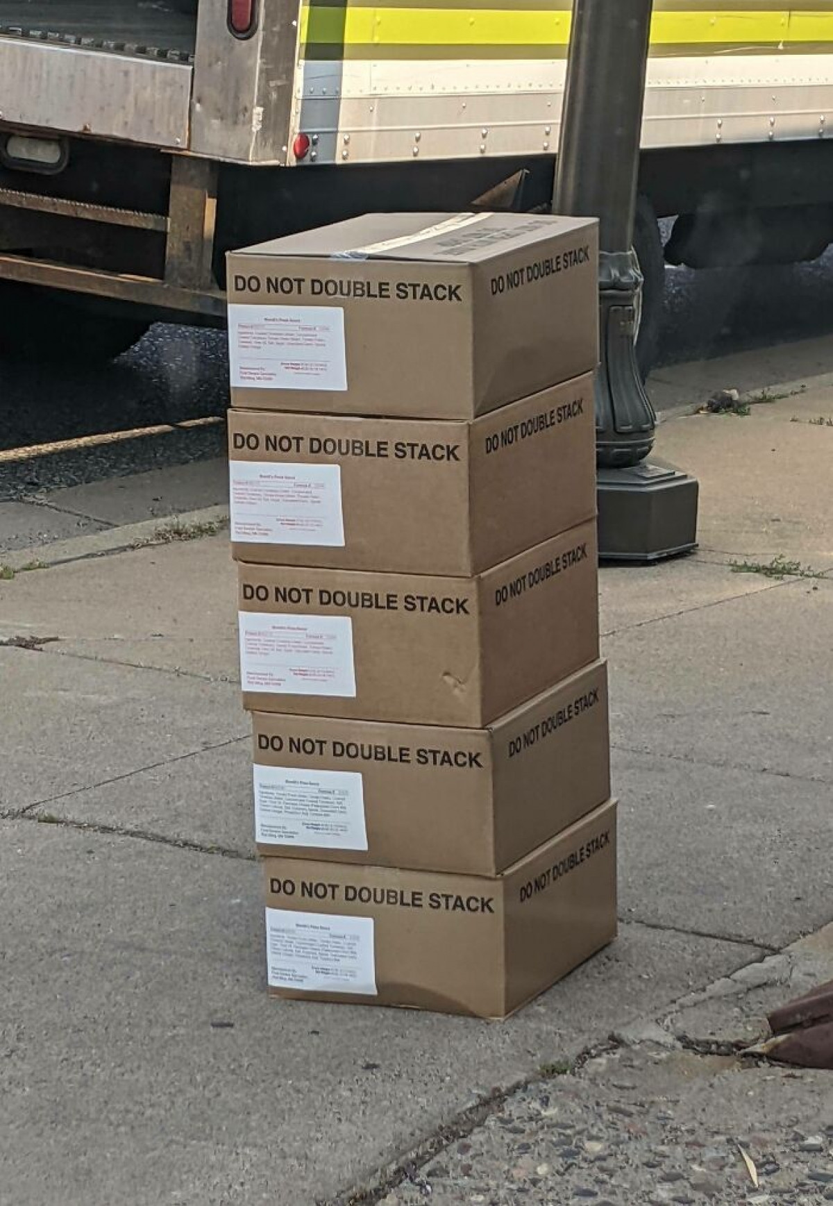 Bên vận chuyển có lẽ đã quên mất dòng chữ “Không xếp chồng lên nhau”.