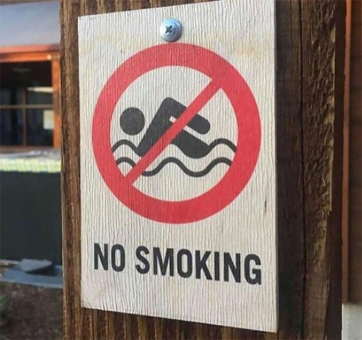 Biển báo cấm hút thuốc và hình vẽ lạc điệu.