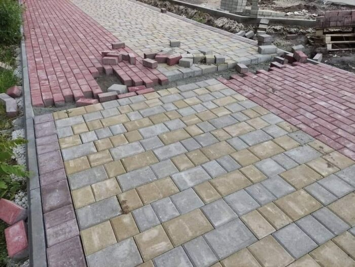 Kết quả làm việc của 2 đội thiết kế làn đường dành cho xe đạp “ở phía bên tay phải” (Mariupol, Ukraine).