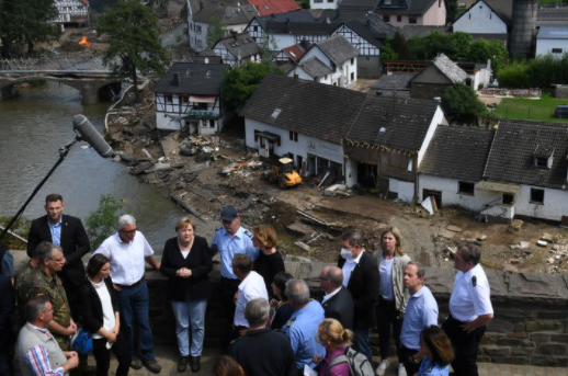 "Thực sự khủng khiếp. Gần như không có từ nào bằng tiếng Đức có thể lột tả được những thiệt hại mà trận lũ đã gây ra", bà Merkel nói trước các phóng viên sau khi đánh giá thiệt hại tại một trong những thị trấn bị ảnh hưởng nặng nề bởi lũ lụt ở nước Đức những ngày qua. Ảnh: YN.