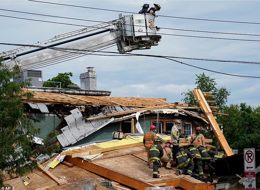 Một đoạn video ghi lại vụ việc cho thấy, người dân vội chạy đến hiện trường tòa nhà bị sập khi tiếng kêu cứu phát ra từ đống đổ nát.