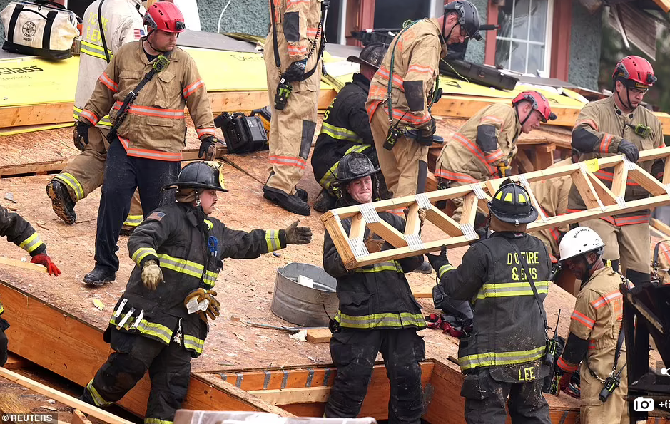 Khi đó, tòa nhà đang trong quá trình xây dựng bất ngờ đổ sập hoàn toàn, khiến ít nhất 5 người bị thương và 1 người bị mắc kẹt trong đống đổ nát.