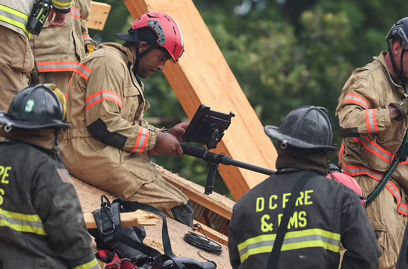 Lực lượng cứu hộ sau đó đã có mặt tại hiện trường để giải cứu nạn nhân bị mắc kẹt cũng như đưa những người bị thương tới bệnh viện.