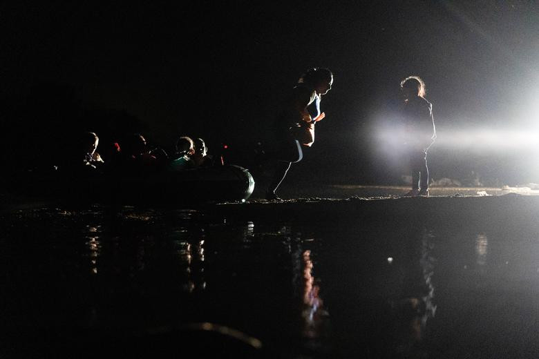 Cảnh di dân mạo hiểm vượt sông vào Mỹ trái phép giữa đêm tối hôm 28/7.