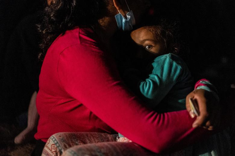 Một em nhỏ di cư được mẹ bế sau khi vượt sông Rio Grande từ Mexico vào Mỹ ngày 29/7.