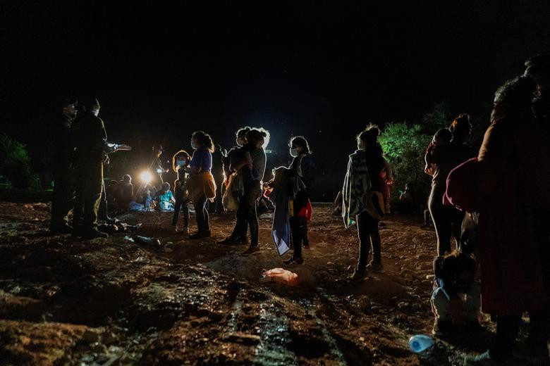 Trước đó, ngày 23/7, Thống đốc bang Texas Greg Abbott đã yêu cầu các quan chức thực thi pháp luật bắt đầu thực hiện việc bắt giữ những người di cư vượt biên vào bang này với tội danh xâm phạm.