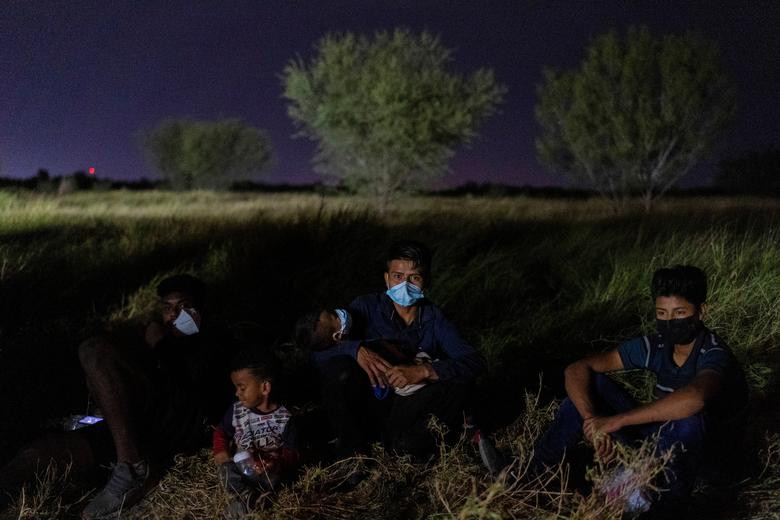 Nhiều người đã bị lực lượng tuần tra biên giới Mỹ bắt giữ sau khi vượt sông Rio Grande vào Mỹ.