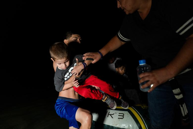 Luật sư David Martinez của hạt Val Verde nói rằng gần như tất cả các vụ bắt giữ cho đến nay đều là những người đàn ông trưởng thành độc thân và số vụ bắt giữ có thể lên tới 100 hoặc 200 người một ngày.