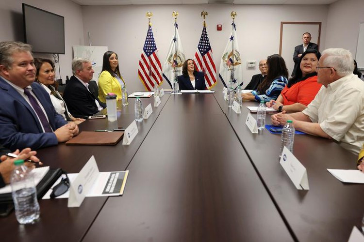 Anh: Cuu Tong thong Trump tham buc tuong bien gioi My - Mexico-Hinh-11