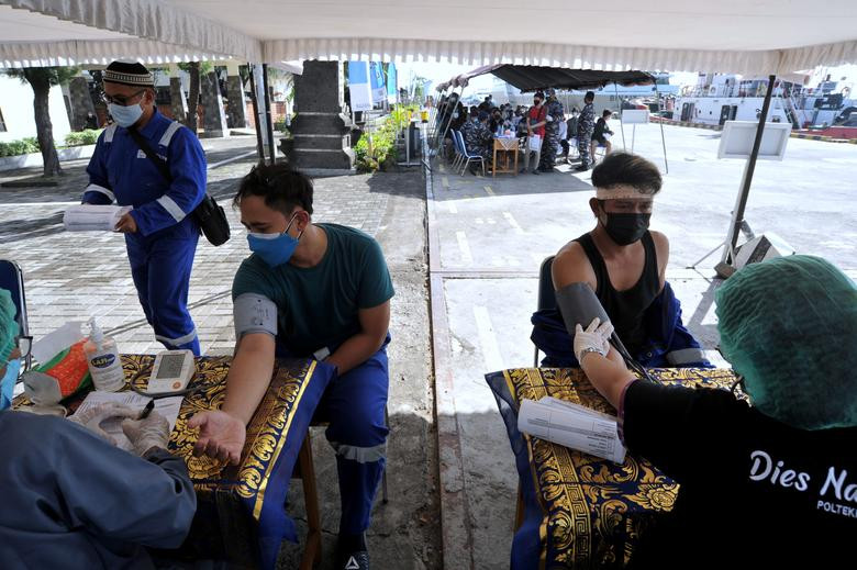 Đáng lo ngại hơn là Indonesia có số ca nhiễm hàng ngày cao hơn Ấn Độ, dù dân số chỉ bằng 1/5 dân số Ấn Độ. Hiện tại, Indonesia có khoảng 132 ca nhiễm/1 triệu người, trong khi Ấn Độ là 26 ca/1 triệu người.