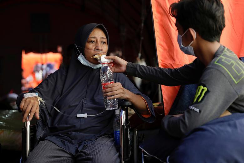 Theo nhà dịch tễ học từ Đại học Griffith Australia, Dicky Budiman, 80-85% những người bị mắc COVID-19 ở Indonesia đang tự cách ly tại nhà của họ. Do vậy, Indonesia cần phải tăng cường các chương trình thăm khám tại nhà, nếu không, tỷ lệ tử vong sẽ ngày một cao.