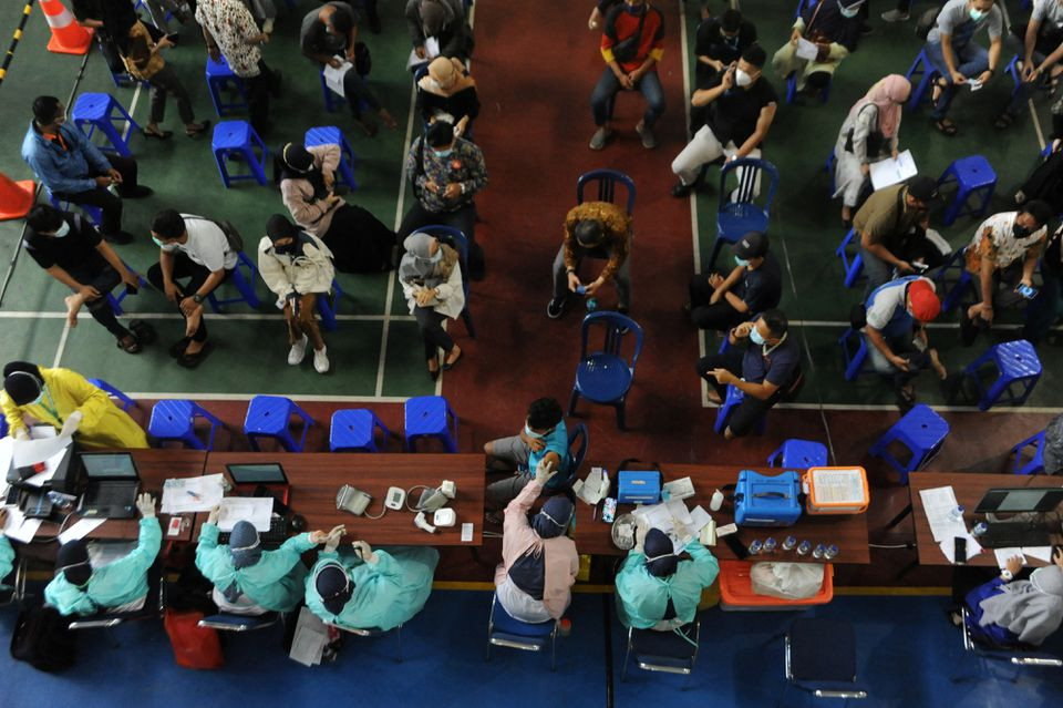 Bộ trưởng Điều phối Các vấn đề Hàng hải và Đầu tư Indonesia Luhut Pandjaitan cảnh báo số ca mắc COVID-19 của nước này có thể sẽ tiếp tục tăng thời gian tới. Indonesia đã chuẩn bị cho kịch bản 100.000 ca COVID-19/ngày.