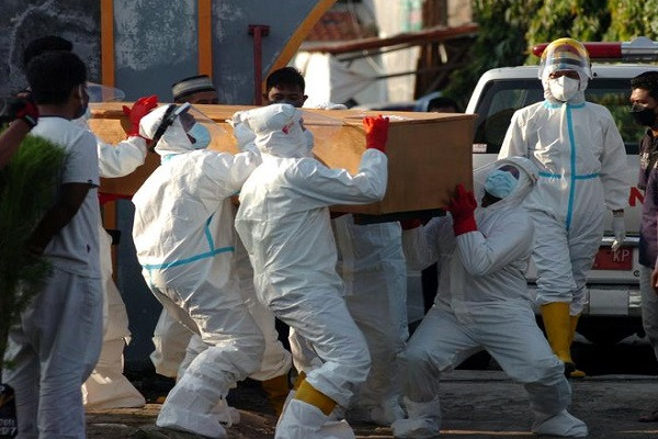 Indonesia cũng ghi nhận thêm 982 ca tử vong do COVD-19 trong ngày 15/7, nâng tổng số ca tử vong lên thành 70.192 ca kể từ đầu đại dịch.