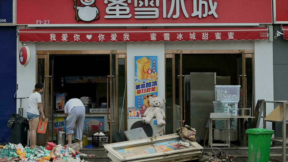 "(Hình ảnh vệ tinh) về bão In-fa cho thấy nó bắt đầu yếu đi khi đổ bộ vào đất liền, mắt bão không còn rõ nét như ngày hôm qua. Tuy nhiên, vì In-fa dự kiến còn tồn tại trong thời gian dài ở miền Đông Trung Quốc, nên các tỉnh Giang Tô, Chiết Giang và Thượng Hải cần phải cảnh giác với gió mạnh và mưa", Trung tâm Khí tượng Quốc gia Trung Quốc thông báo trên mạng xã hội Weibo hôm 25/7. Ảnh: AFP.