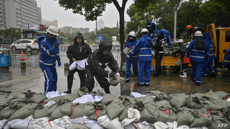 Theo Trung tâm Khí tượng Quốc gia Trung Quốc, bão In-fa đổ bộ thành phố Gia Hưng của tỉnh Chiết Giang và vào Thượng Hải cuối ngày 25/7. Ảnh: AFP.