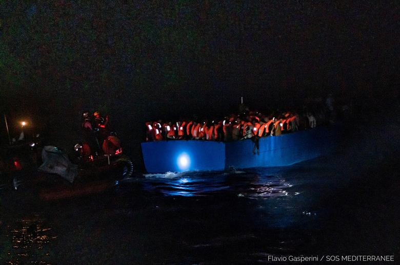 Theo Arab News, nhiều người di cư đã thiệt mạng trong những ngày gần đây trong vụ đắm tàu khi họ cố tìm cách vượt Địa Trung Hải để tới Italy, một trong những con đường chính vào Châu Âu.