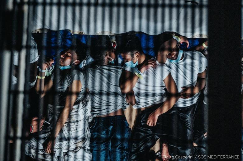 Họ phải ở lại trên tàu những ngày này dù khá chật chội.