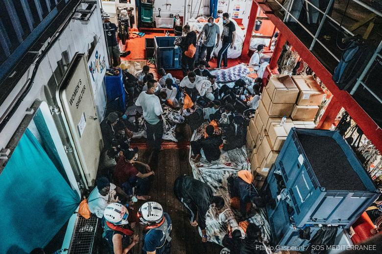 Nhiều di dân nằm nghỉ trên tàu Ocean Viking sau khi được giải cứu trong chiến dịch tìm kiếm và cứu nạn (SAR) ở Địa Trung Hải ngày 5/7.