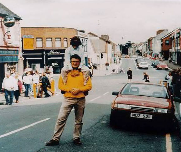 Vụ đánh bom xe Omagh xảy vào ngày 15/8/1998 tại thị trấn Omagh, Bắc Ireland. Chiếc ô tô màu đỏ trong bức ảnh này chứa một quả bom và vụ nổ đã khiến 29 người thiệt mạng và nhiều người khác bị thương. Theo Bored Panda, người đàn ông và đứa trẻ đã may mắn sống sót, song người chụp ảnh thiệt mạng.