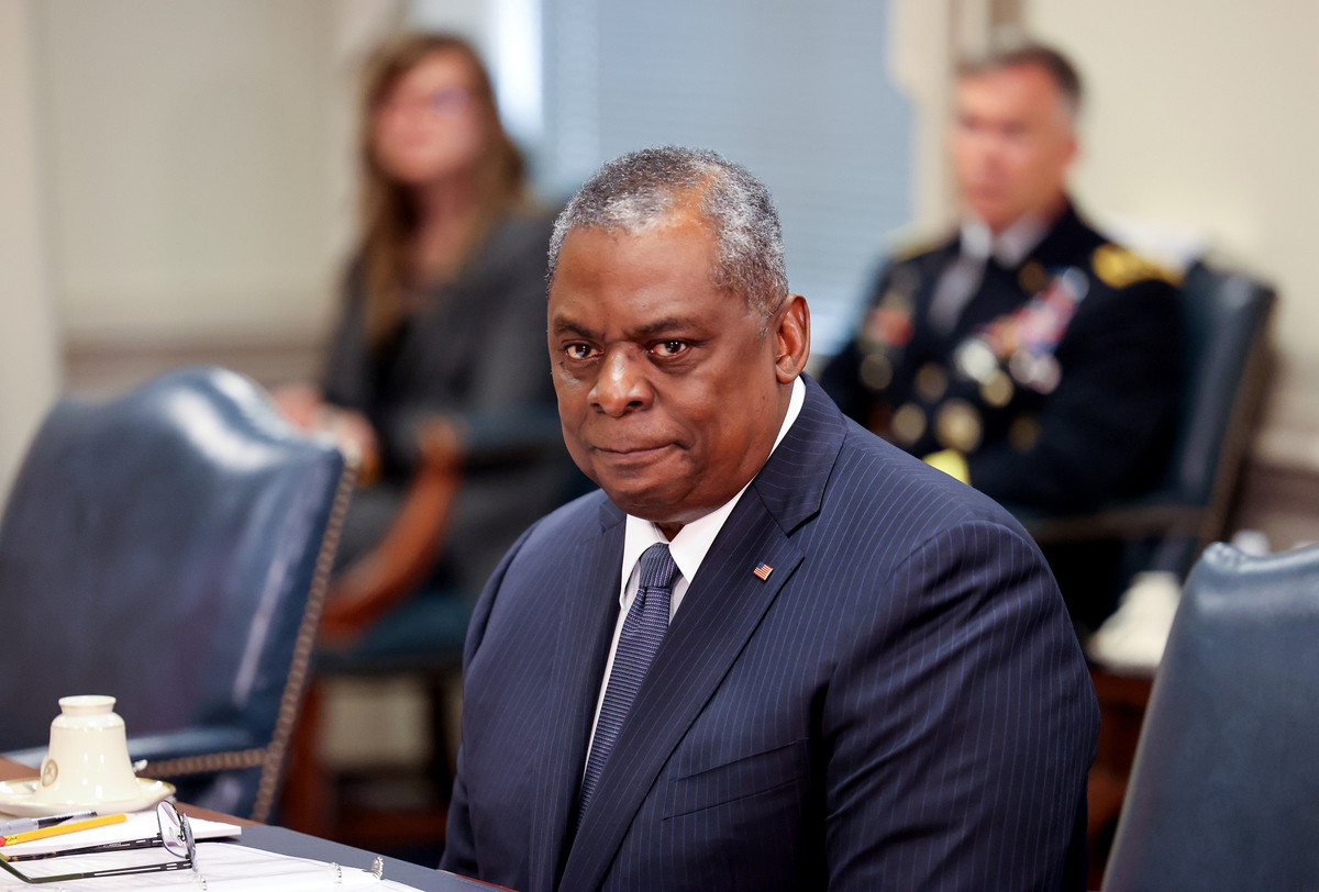 Không chỉ vậy, ông Lloyd Austin lấy bằng Thạc sĩ của trường Giáo dục thuộc Đại học Auburn năm 1986 và bằng Quản trị Kinh doanh của Đại học Webster vào năm 1989. Ảnh: Reuters.