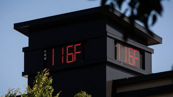 Theo Washington Post, nắng nóng lịch sử đang hoành hành Mỹ và Canada, khiến hàng trăm người thiệt mạng trong tuần qua. Các nhà khoa học cho rằng, đợt nóng lịch sử này gây ra bởi tình trạng biến đổi khí hậu và hạn hán tồi tệ nhất trong lịch sử hiện đại. Ảnh: Bloomberg.