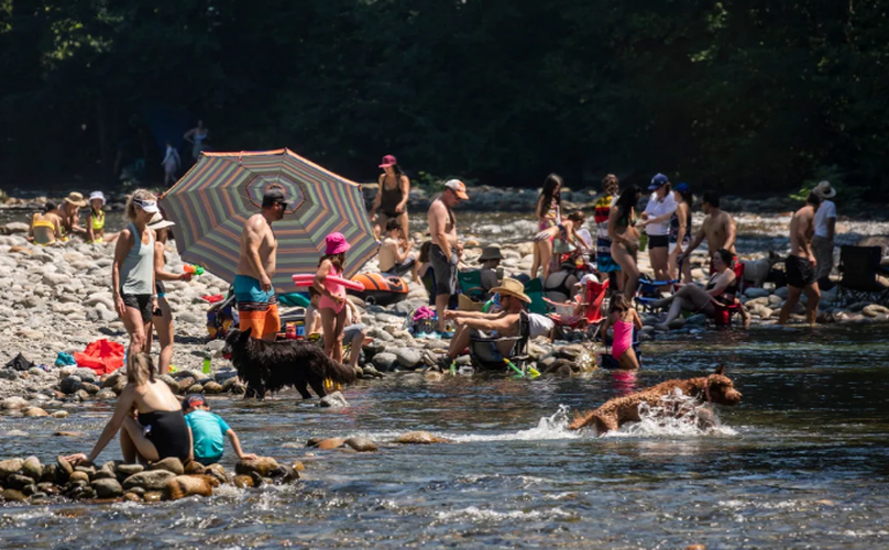 "Vancouver chưa bao giờ trải qua cái nóng như thế này, và thật đáng buồn là hàng chục người đang chết vì nắng nóng. Chúng tôi đang làm mọi thứ có thể để giữ an toàn cho mọi người", cảnh sát Vancouver Steve Addison cho hay. Ảnh: CBC.