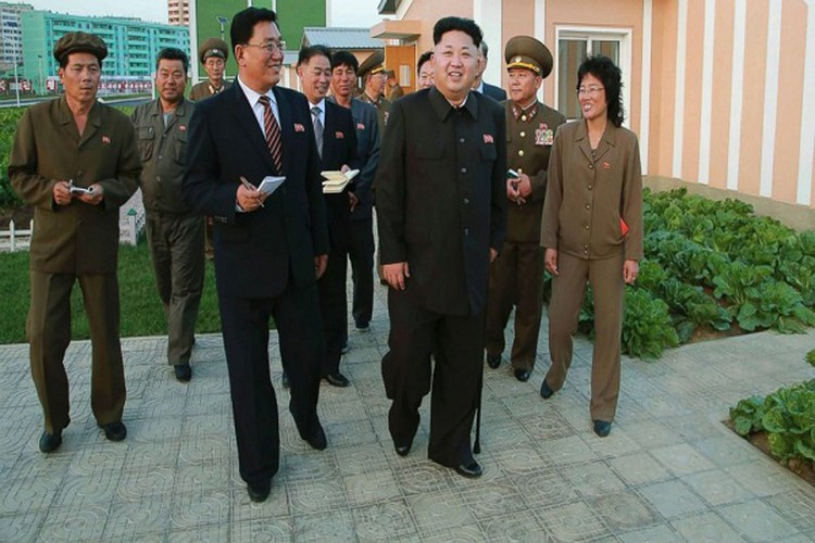 Đến ngày 14/10/2014, hãng thông tấn chính thức KCNA của Triều Tiên cho biết nhà lãnh đạo Kim Jong-un đã lần đầu tiên xuất hiện trước công chúng sau hơn 1 tháng vắng bóng. Ảnh: KCNA.
