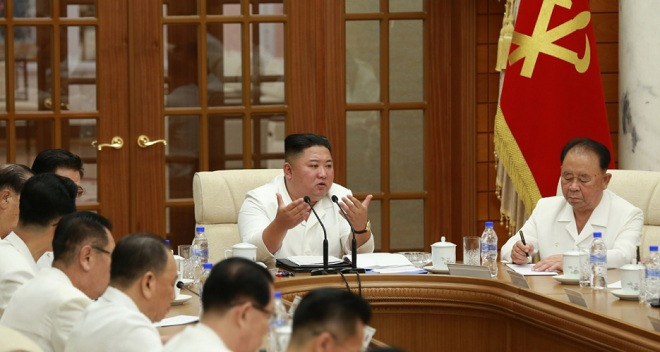 Tháng 8/2020, một nhà ngoại giao Hàn Quốc đồn đoán nhà lãnh đạo Triều Tiên Kim Jong-un bị hôn mê. Tuy nhiên, việc ông Kim Jong-un chủ trì cuộc họp ngày 25/8/2020 đã chấm dứt những tin đồn này. Ảnh: Ông Kim Jong-un chủ trì cuộc họp Bộ Chính trị Triều Tiên lần thứ 17 vào ngày 25/8. Ảnh: Rodong Sinmun.