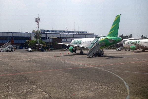 Mac COVID-19, nam hanh khach cai trang de duoc len may bay