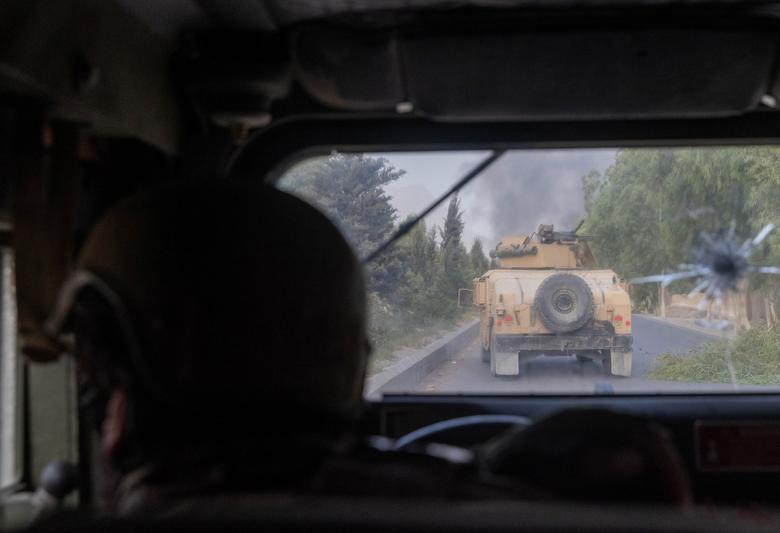 Một số chiếc xe Humvee đi đầu đã trúng tên lửa và bị phá hủy. Những chiếc xe quân sự còn lại sau đó tới được nơi giam giữ và giải cứu các sĩ quan cảnh sát thành công.