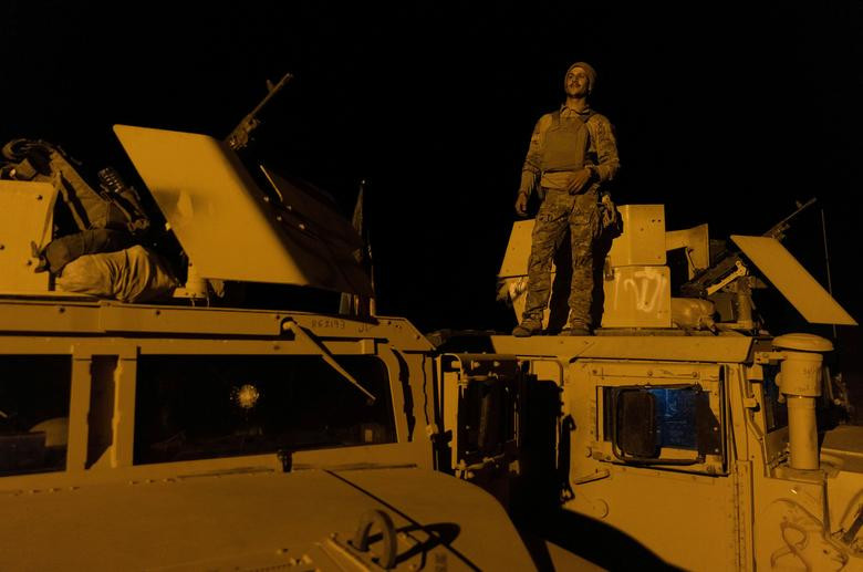 Lực lượng đặc nhiệm Afghanistan đứng trên xe quân sự ở Kandahar trước khi thực hiện nhiệm vụ giải cứu con tin hôm 13/7.