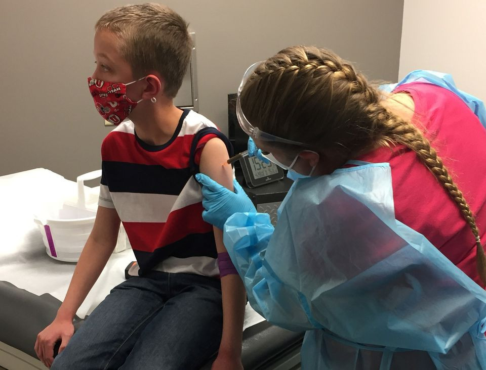 “Dường như virus này không nhằm vào trẻ em, nhưng khi quá nhiều người không tiêm vắc xin sẽ nhiễm biến thể Delta có nguy cơ lây lan nhanh, khiến trẻ em bị cuốn theo", Giáo sư Peter Hotez, Trưởng khoa Y học Nhiệt đới tại Đại học Y Baylor, nói với CNN. Ảnh: Kaden Sweeten, 10 tuổi, được tiêm vắc xin tại Utah hồi tháng 4/2021. Ảnh: Reuters.