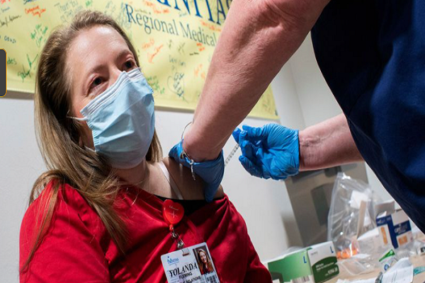 Theo giới chức y tế nước này, số ca mắc COVID-19 tại Mỹ tăng mạnh trở lại trong tháng này là do sự xuất hiện của biến chủng Delta có khả năng lây lan nhanh và việc triển khai tiêm chủng vắc xin của Mỹ đang bị chậm lại. Hiện, chỉ khoảng 56,2% người Mỹ đã tiêm ít nhất một liều vắc xin. Ảnh: Reuters.