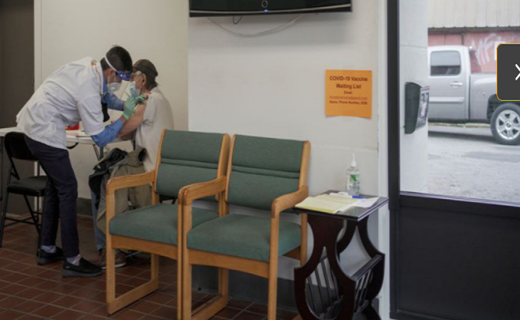 Các chuyên gia cho rằng, trẻ em sẽ phải "gánh chịu" dịch bệnh nếu những người Mỹ trưởng thành không tiêm vắc xin ngừa COVID-19. Ảnh: Reuters.