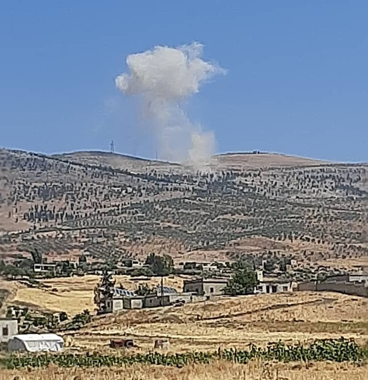 Mặc dù chịu tổn thất do các cuộc không kích của Nga và Syria, phiến quân HTS và các đồng minh của chúng vẫn không chịu tuân thủ lệnh ngừng bắn. Ảnh: Twitter.