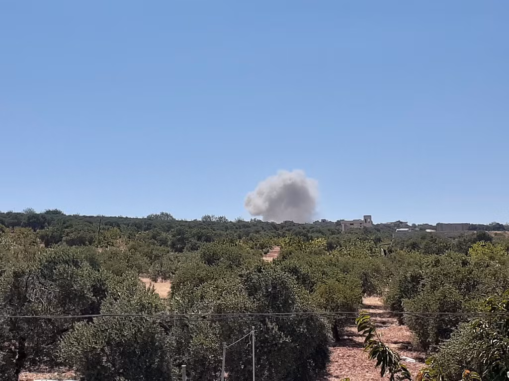 Việc Nga tiến hành đợt không kích được cho là nhằm đáp trả các hành vi vi phạm lệnh ngừng bắn gần đây của phiến quân HTS. Ảnh: Twitter.