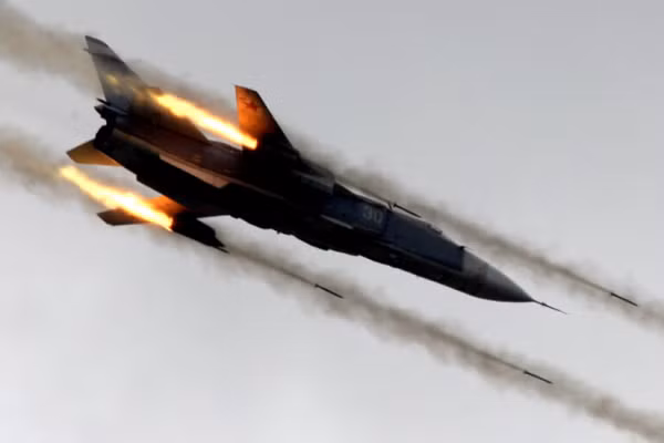 Theo South Front, các cuộc không kích của Nga, diễn ra vào sáng ngày 10/7, nhắm vào nhiều mục tiêu khủng bố ở vùng ngoại ô thị trấn Josef, phía nam Idlib. Ảnh: Getty.