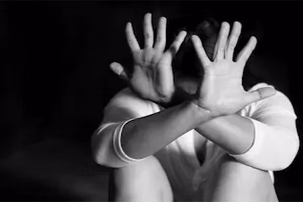 Chong dua ban nhau ve nha cuong hiep vo