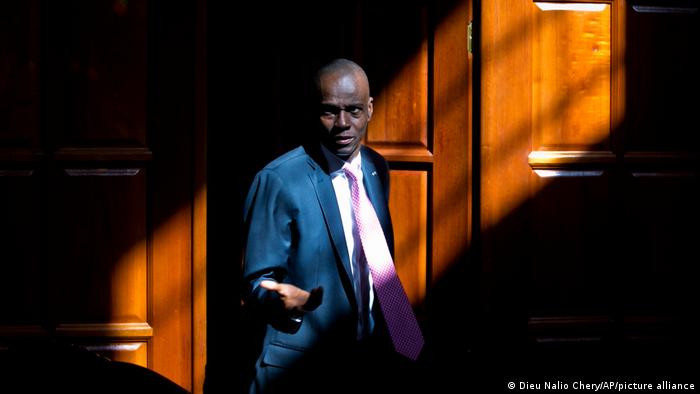 “Tôi đã đề nghị quốc tế sát cánh với chúng tôi trong cuộc chiến này. Nhà nước vì dân chủ và cộng hòa phải chiến thắng, các thế lực đen tối phải thua cuộc. Vụ ám sát (Tổng thống Moise) là một mất mát đối với quốc gia. Những thủ phạm, những kẻ sát hại Tổng thống Moise sẽ phải trả giá cho hành động của họ trước công lý", Thủ tướng lâm thời Claude Joseph nói. Trong ảnh là Tổng thống Jovenel Moise. Ảnh: AP. 