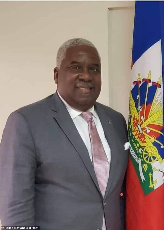 Theo cảnh sát trưởng Haiti Leon Charles, công ty của ông Intriago đã thuê các cựu quân nhân Colombia để bảo vệ "bác sĩ" Emmanuel Sanon (ảnh). Nhiệm vụ ban đầu của họ là đảm bảo sự an toàn của Sanon nhưng sau đó thay đổi. Ảnh: Daily Mail.