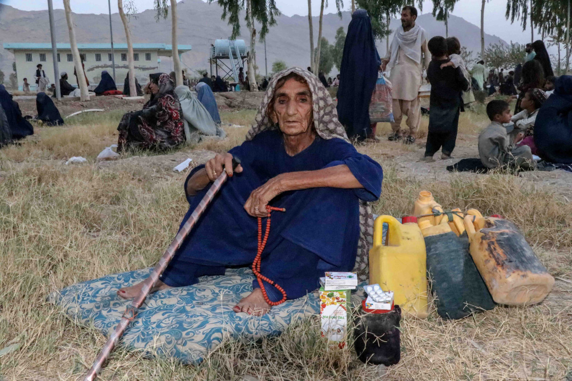 Tình trạng đông đúc và điều kiện còn thiếu thốn trong các khu "trại tị nạn" ở Kandahar gây ra lo ngại về vấn đề sức khỏe. Ảnh: EPA.