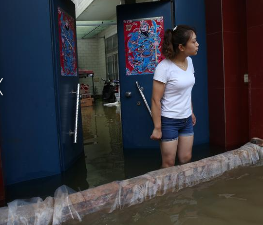 Nước lũ tràn vào nhà dân ở ngôi làng Beiguan, Vệ Huy, tỉnh Hà Nam, ngày 23/7.