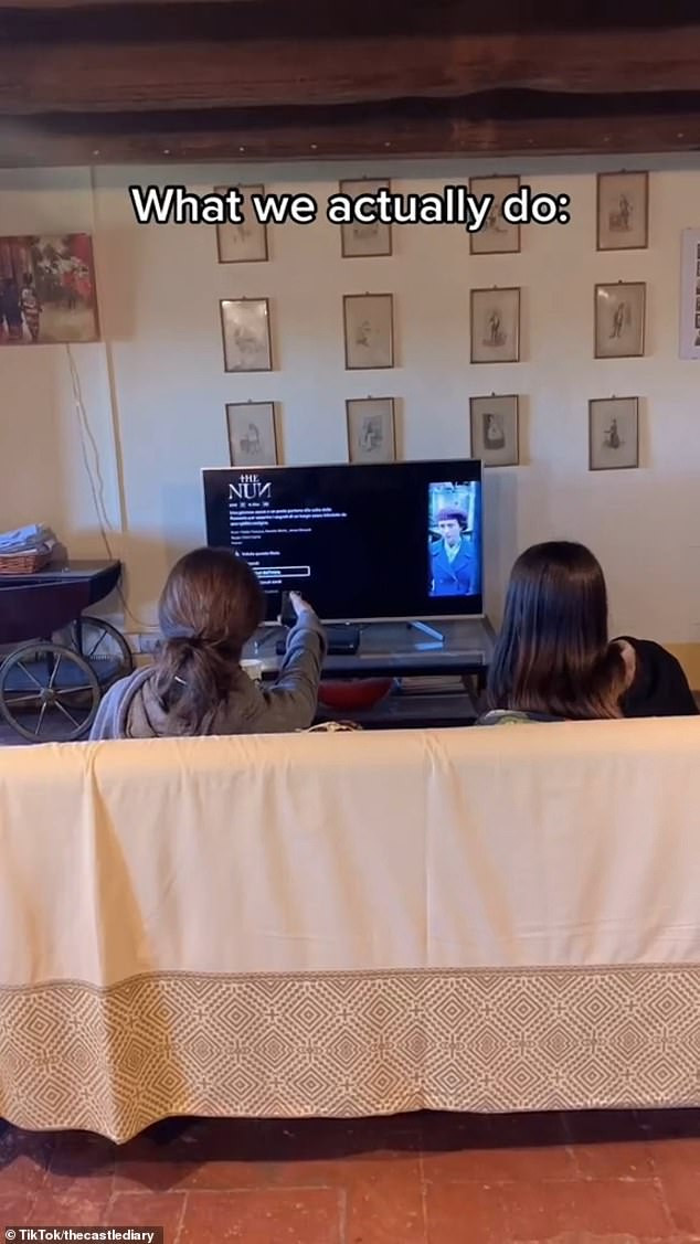 Tuy nhiên, Ludovica sau đó tiết lộ cuộc sống thực sự trong lâu đài: Cô cùng bạn đang ngồi xem TV.