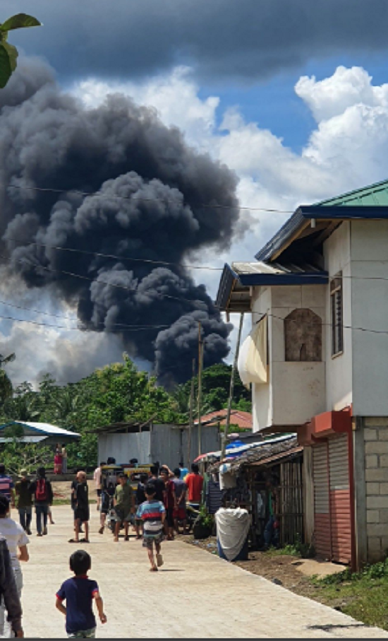 Cột khói đen bốc lên ngùn ngụt từ hiện trường vụ tai nạn.